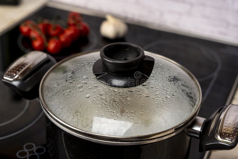 Gocce Di Condensazione Sul Coperchio Di Vetro Della Pentola Da Cucina Che  Bolle Fotografia Stock - Immagine di calore, coppie: 275678096