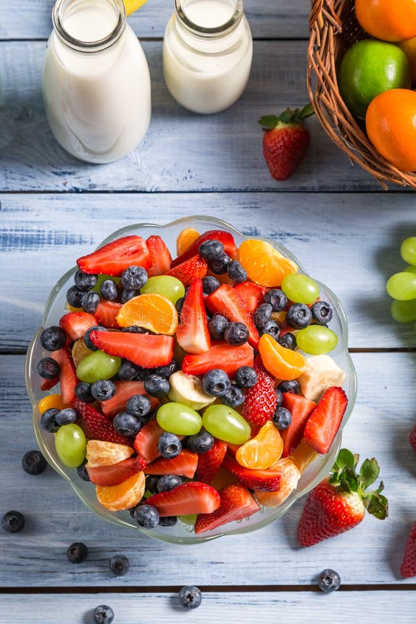 Goce de su ensalada de fruta fotografía de archivo libre de regalías Goce de su ensalada de fruta fotografía de archivo libre de regalías