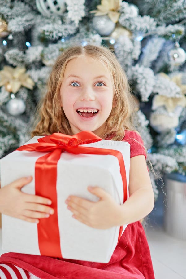God jul och glada semester. glad leende flicka med julklapp arkivfoto