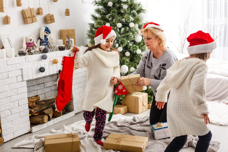 God jul och glada semester. mormor och barn. morse. porträttvänlig familj royaltyfria bilder