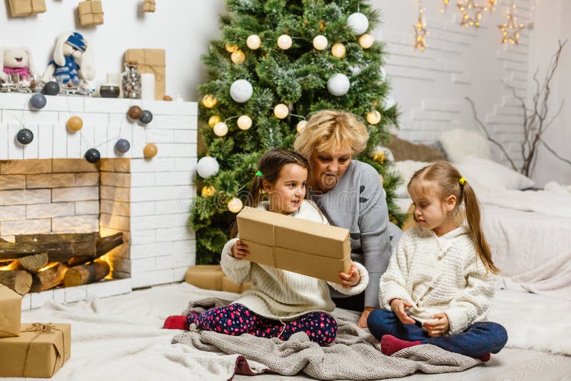 God jul och glada semester. mormor och barn. morse. porträttvänlig familj arkivfoton