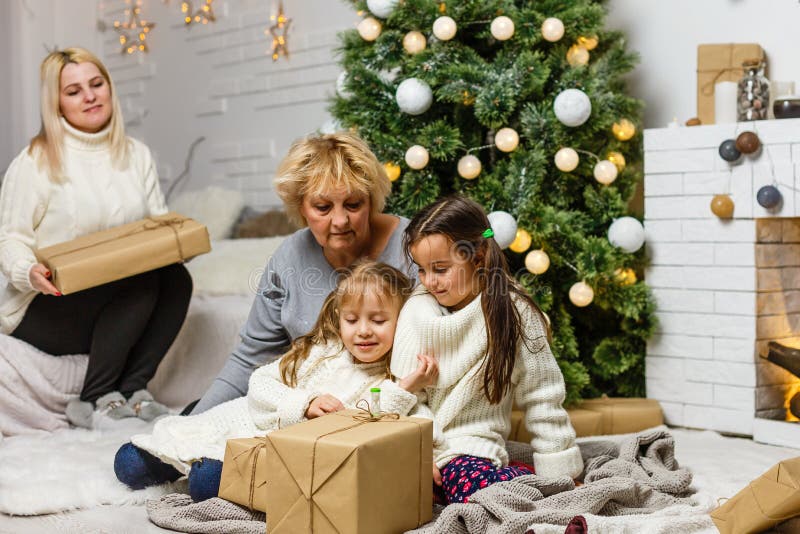 God jul och glada semester. mormor och barn. morse. porträttvänlig familj royaltyfria bilder