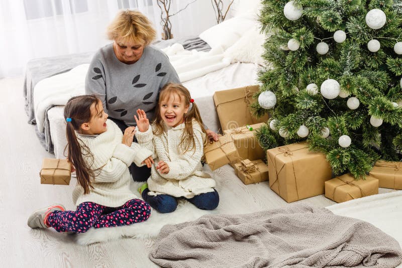 God jul och glada semester. mormor och barn. morse. porträttvänlig familj fotografering för bildbyråer