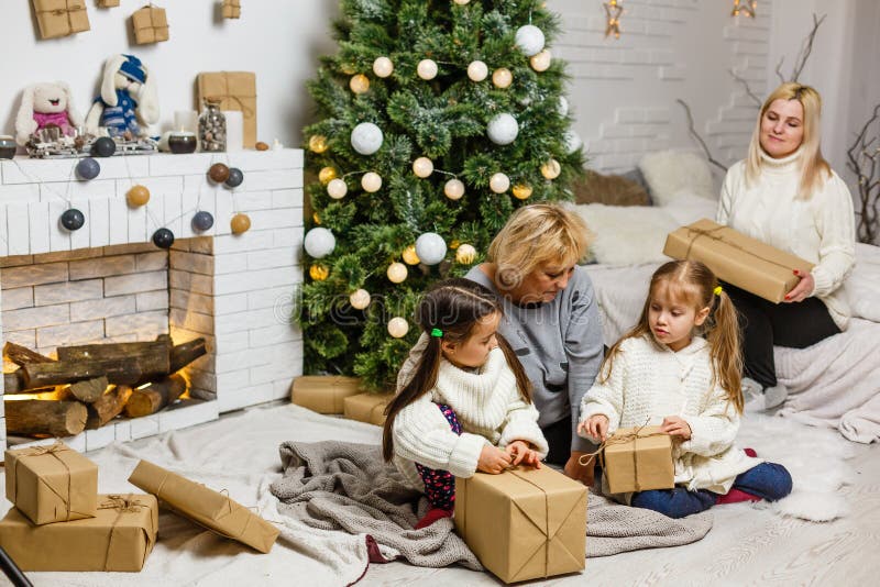 God jul och glada semester. mormor och barn. morse. porträttvänlig familj fotografering för bildbyråer