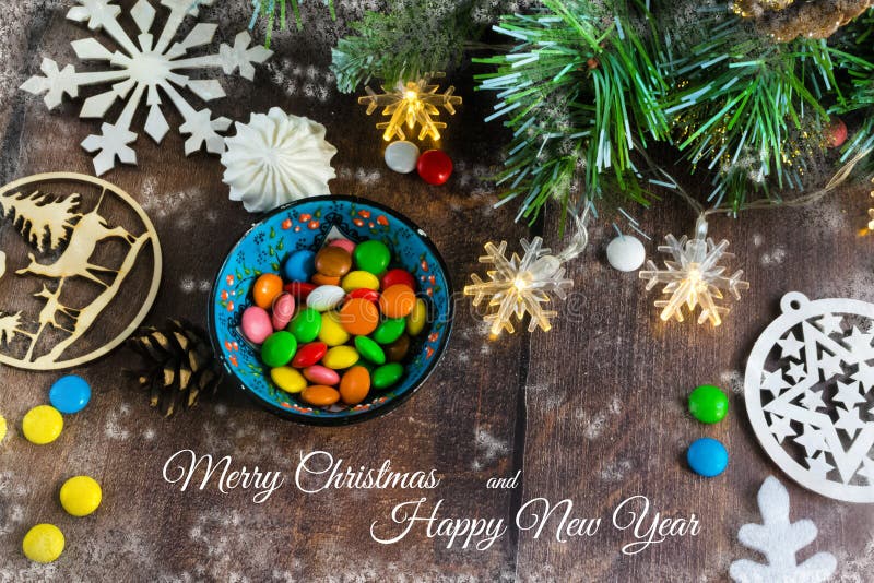 God jul och gott nytt år Juldekoration på träbakgrund med godis skål julens sammansättning fotografering för bildbyråer God jul och gott nytt år Juldekoration på träbakgrund med godis skål julens sammansättning fotografering för bildbyråer