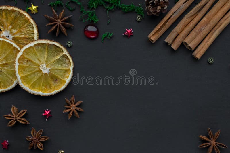 God jul och gott nytt år sammansättning på svart bakgrund av julgransgrenar, koner, leksaker, kanel, torkad arkivbild
