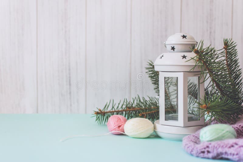 God vinterjulsammansättning, mockup, hälsningskort med tröja, lampa, trådkulor och fibergrenar på pastellmint blå royaltyfri fotografi God vinterjulsammansättning, mockup, hälsningskort med tröja, lampa, trådkulor och fibergrenar på pastellmint blå royaltyfri fotografi