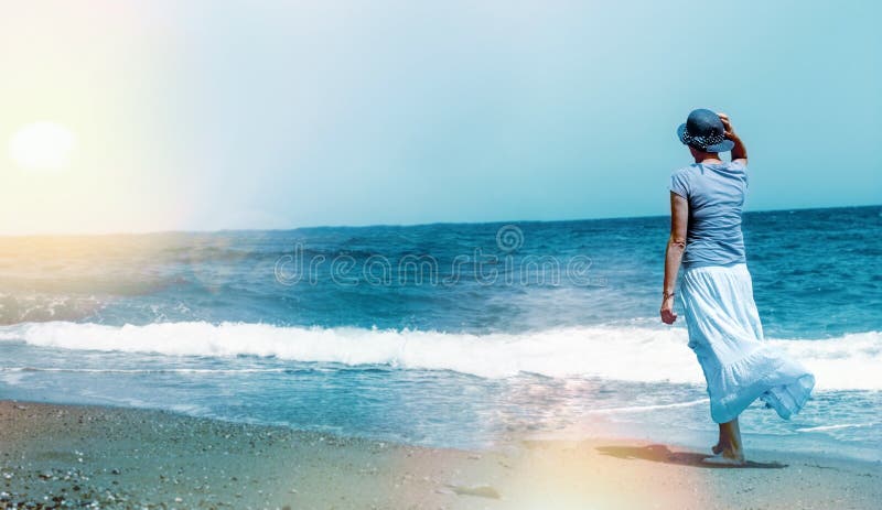 Goda di e rilassi nella passeggiata dalla spiaggia dello sеа - spiaggia sabbiosa fotografia stock libera da diritti Goda di e rilassi nella passeggiata dalla spiaggia dello sеа - spiaggia sabbiosa fotografia stock libera da diritti