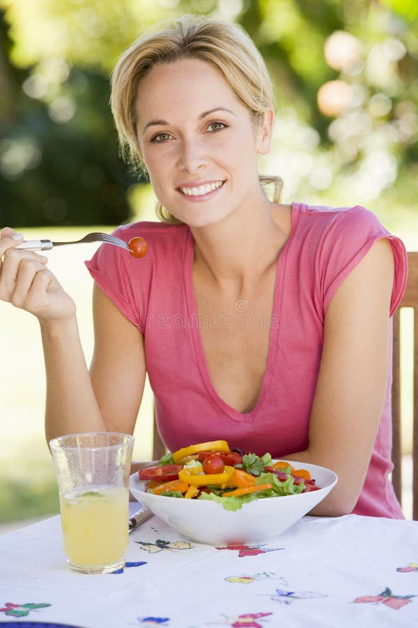 godere della donna dell'insalata del giardino immagini stock libere da diritti godere della donna dell'insalata del giardino immagini stock libere da diritti