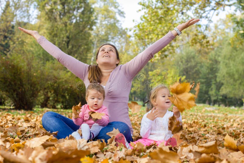 Godimento felice bello Autumn Day della madre fotografie stock Godimento felice bello Autumn Day della madre fotografie stock