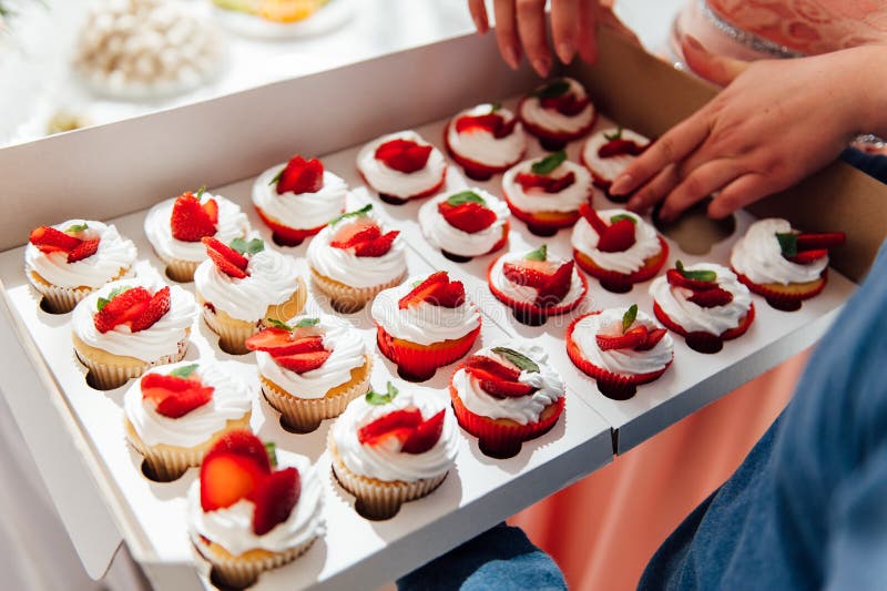 Godisstång Gifta sig tabellen med sötsaker, muffin arkivfoton Godisstång Gifta sig tabellen med sötsaker, muffin arkivfoton