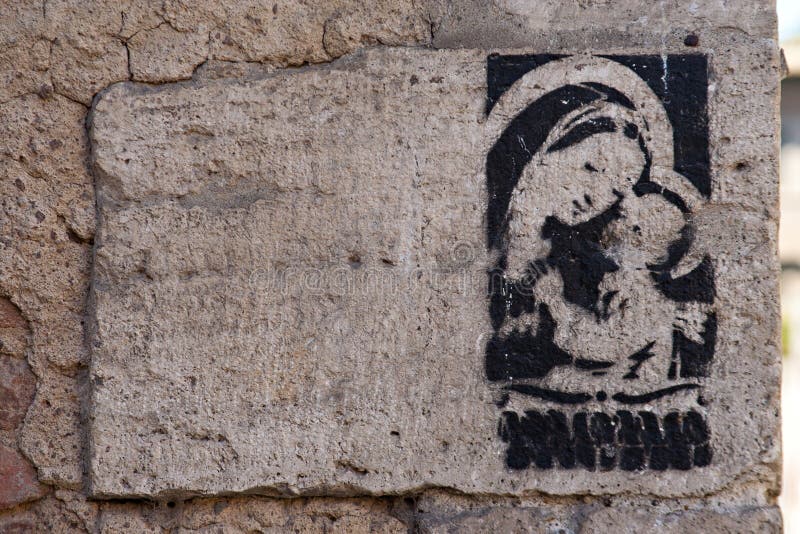 Godsdienstgraffiti van Madonna met kind op de muur, Rome royalty-vrije stock foto Godsdienstgraffiti van Madonna met kind op de muur, Rome royalty-vrije stock foto