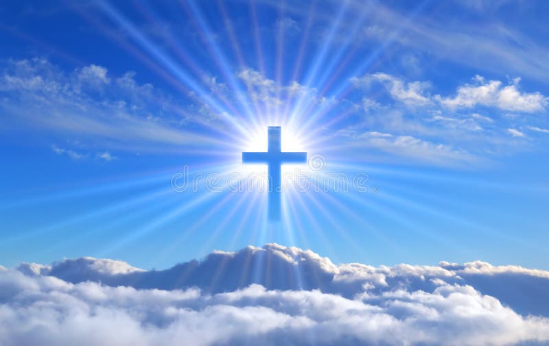 Godsdienstig die kruis over cumuluswolken door de stralen van heilige uitstraling, concept worden verlicht