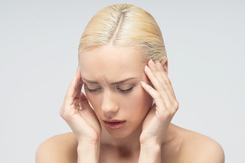 Goed gevormde mensenhand met verwonding die over wit wordt geïsoleerd Jonge vrouw met het raken van haar keel stock afbeelding Goed gevormde mensenhand met verwonding die over wit wordt geïsoleerd Jonge vrouw met het raken van haar keel stock afbeelding