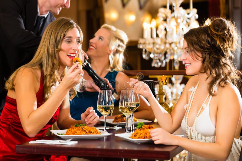 De kruiden van de kelner het diner in een fijn restaurant stock afbeeldingen De kruiden van de kelner het diner in een fijn restaurant stock afbeeldingen