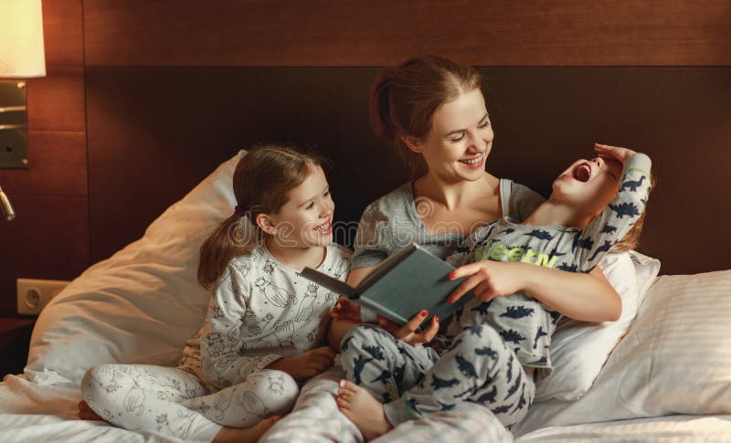 Goedenavond lezen familie moeder leest kinderen boek voordat je naar bed gaat