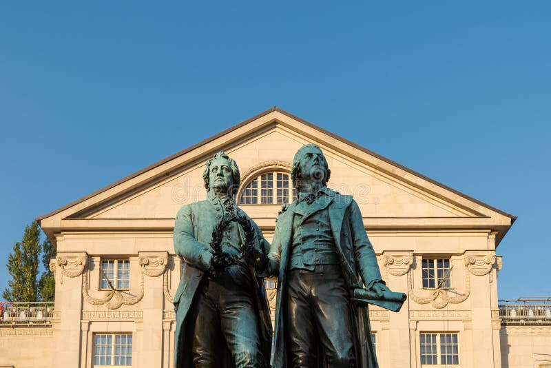 Goethe-Schiller-Denkmal in Weimar im Sonnenlicht am Morgen bei blauem Himmel