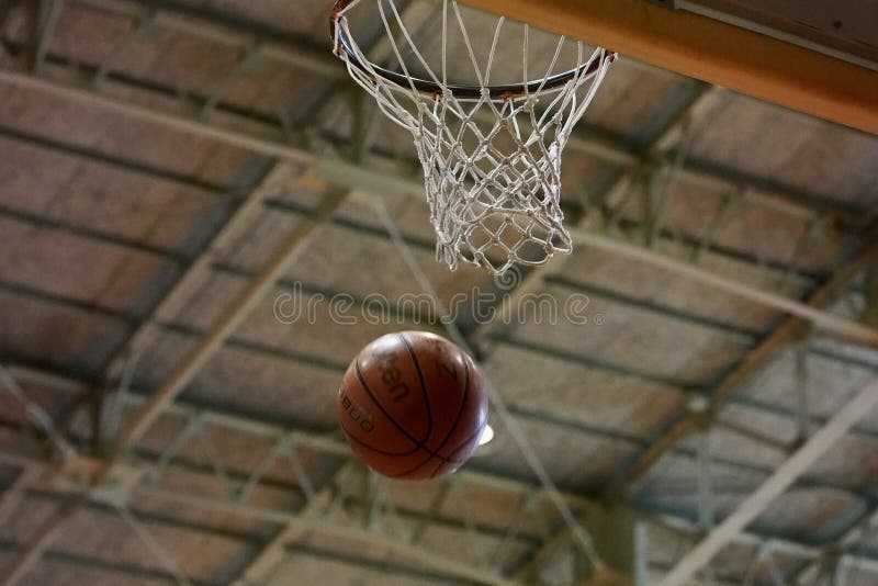 Batedor De Zumbido Escrito Em Uma Bola De Basquete Laranja Imagem