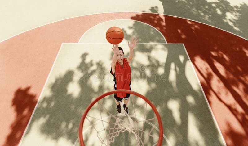Gol de goles de los jugadores asiáticos de baloncesto en la arena al aire libre imagen de archivo libre de regalías