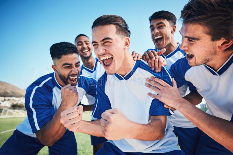 Grupo De Jogadores De Futebol Correndo E Dando Pontapés No Jogo Da Liga.  Jogadores De Futebol Adultos Competem No Futebol Foto de Stock - Imagem de  jogador, duelo: 217889788