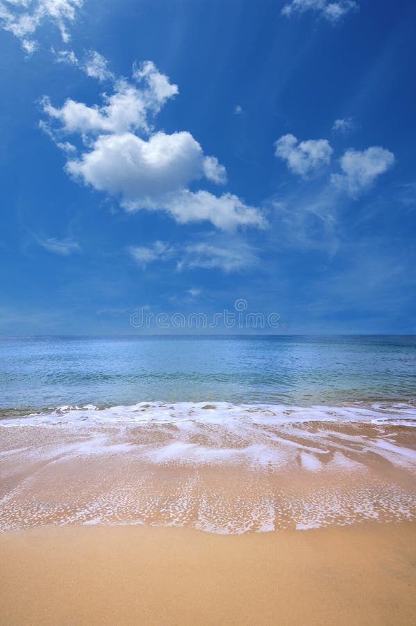 Arena Playa a cielo azul nubes.