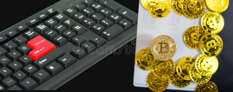 Gold-bitcoin auf Bankkonto mit Tastatur in den Konzeptspareinlagen