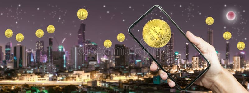 Gold-bitcoin am intelligenten Telefon des Schirmes mit Gebäude in Bangkok