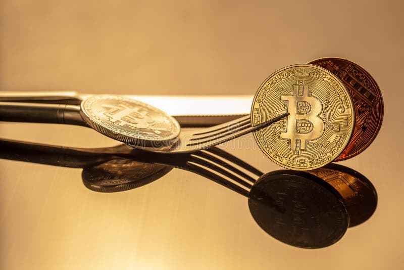 Gold-bitcoin körperliches Bitcoin-Cryptocurrency im goldenen Licht BU stockfotografie Gold-bitcoin körperliches Bitcoin-Cryptocurrency im goldenen Licht BU stockfotografie