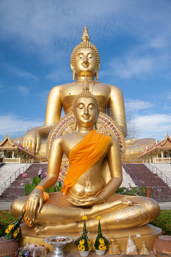 Gold-Buddha-Statue im Bau im thailändischen Tempel mit klarem Himmel WAT MUANG, Ang Thong, THAILAND lizenzfreie stockbilder Gold-Buddha-Statue im Bau im thailändischen Tempel mit klarem Himmel WAT MUANG, Ang Thong, THAILAND lizenzfreie stockbilder