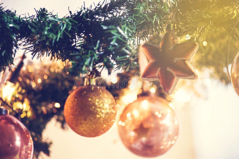 Zlaté Vánoční koule dekorace na stromeček, krásné se třpytí close-up zimní dovolenou, vánoční přání.
