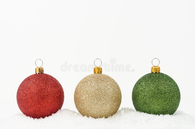 Gold-, Grüne und Roteweihnachtsbälle lokalisiert auf weißem Hintergrund stockfotos Gold-, Grüne und Roteweihnachtsbälle lokalisiert auf weißem Hintergrund stockfotos