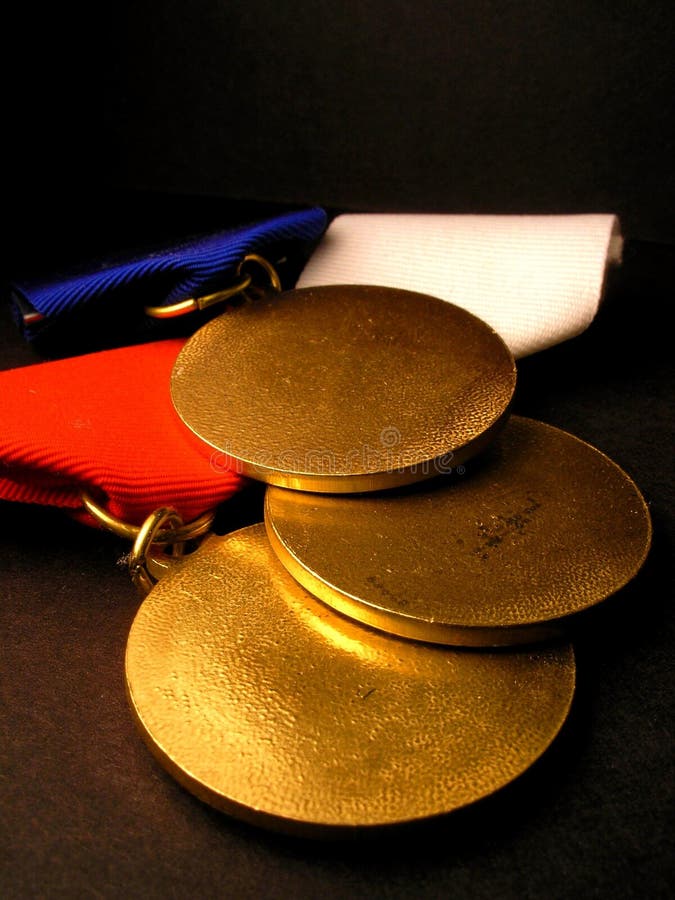 Bebé medallas sobre el negro.