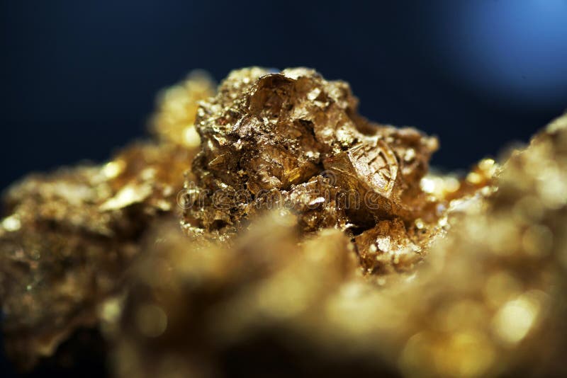 La formazione naturale del minerale d'oro è molto prezioso.