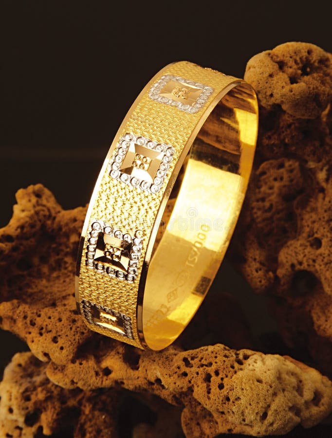 hard-chough87: New design gold ring for girl.