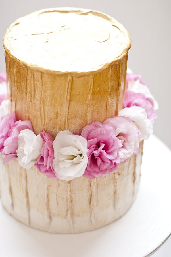 Gold und weiße Hochzeitstorte lizenzfreie stockfotografie Gold und weiße Hochzeitstorte lizenzfreie stockfotografie