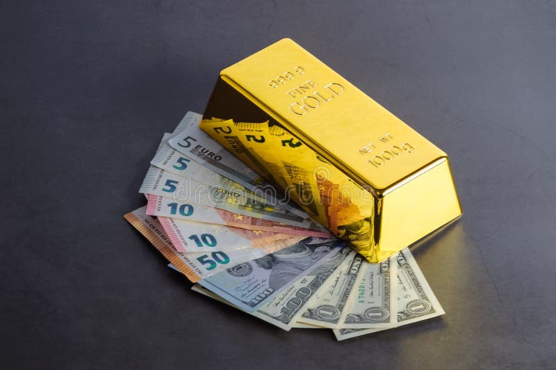 Goldbarrenbarrengoldbarren vor dem hintergrund der Dollar- und Eurorechnungen lizenzfreies stockbild Goldbarrenbarrengoldbarren vor dem hintergrund der Dollar- und Eurorechnungen lizenzfreies stockbild