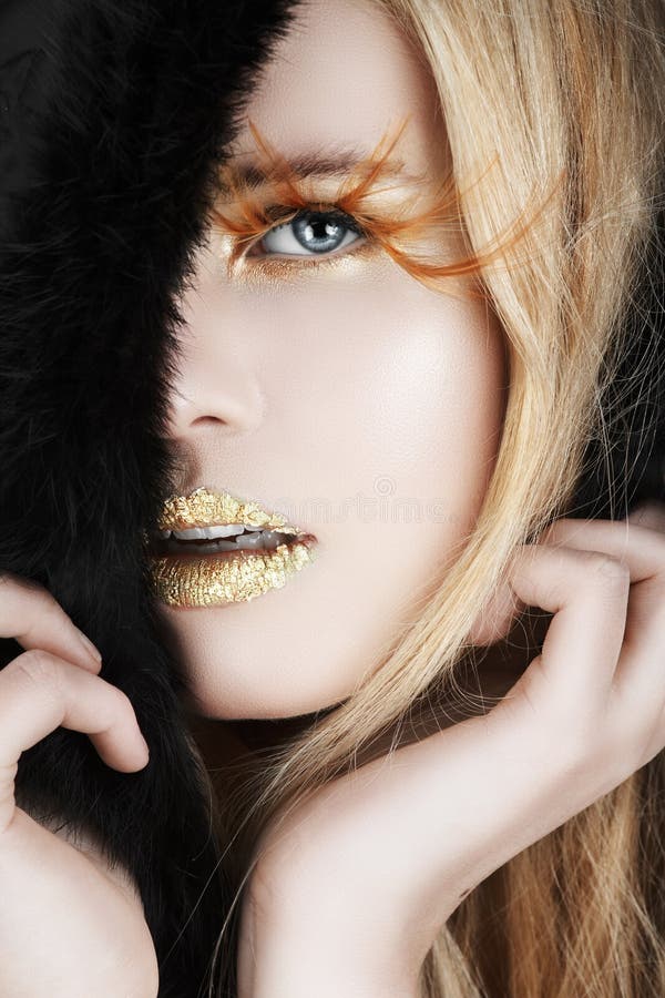 Goldblatt und falsche Wimpern auf einer blonden Frau lizenzfreies stockbild Goldblatt und falsche Wimpern auf einer blonden Frau lizenzfreies stockbild