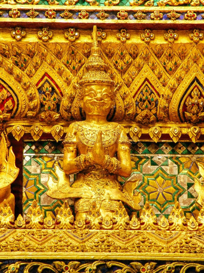 Goldcarvings von himmlischen Gottheiten auf den Wänden von Königpalast Bangkok lizenzfreie stockfotografie Goldcarvings von himmlischen Gottheiten auf den Wänden von Königpalast Bangkok lizenzfreie stockfotografie