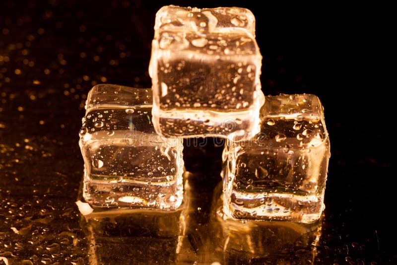 Золото льдов 2. Золотые кубики льда. Золото во льду. Кубики лед золото. Ледяное золото.