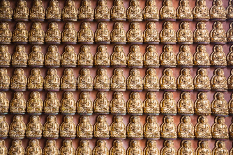 Golden chinese boeddha - standbeeld op wandachtergrond