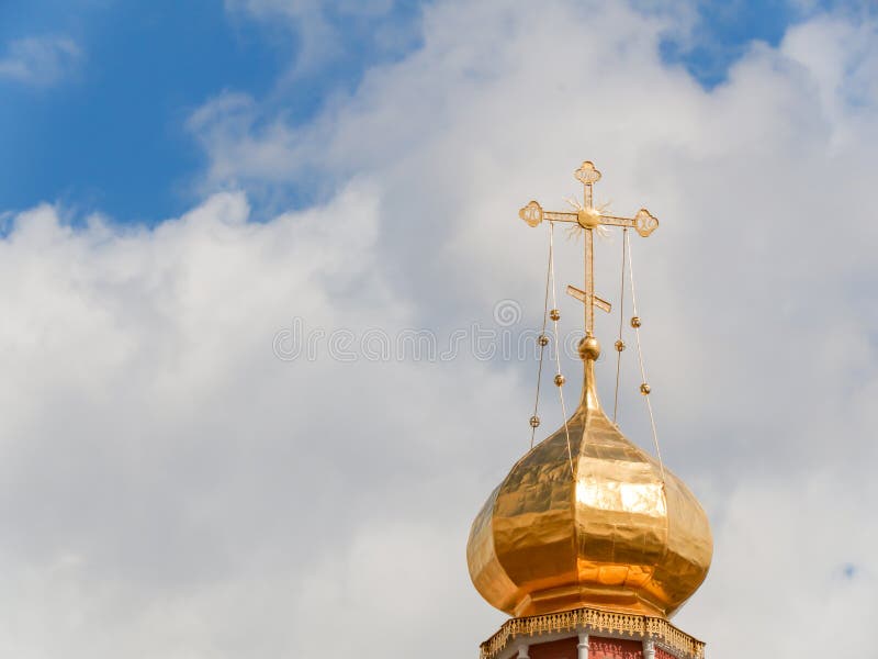 Золотой крест на куполе