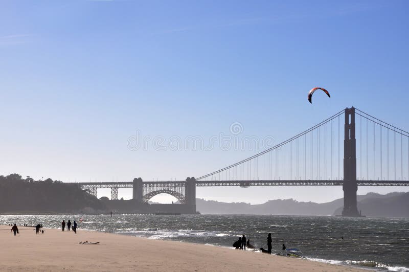 Golden gate bridge av San Francisco som ses från Crissy Field Beach arkivbilder Golden gate bridge av San Francisco som ses från Crissy Field Beach arkivbilder