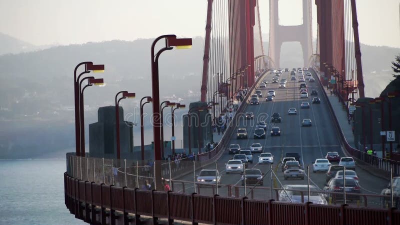 Golden gate bridge avec le trafic et le crossin de personnes