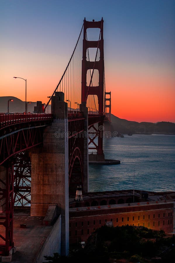 Golden gate bridge bij Schemer royalty-vrije stock afbeelding Golden gate bridge bij Schemer royalty-vrije stock afbeelding