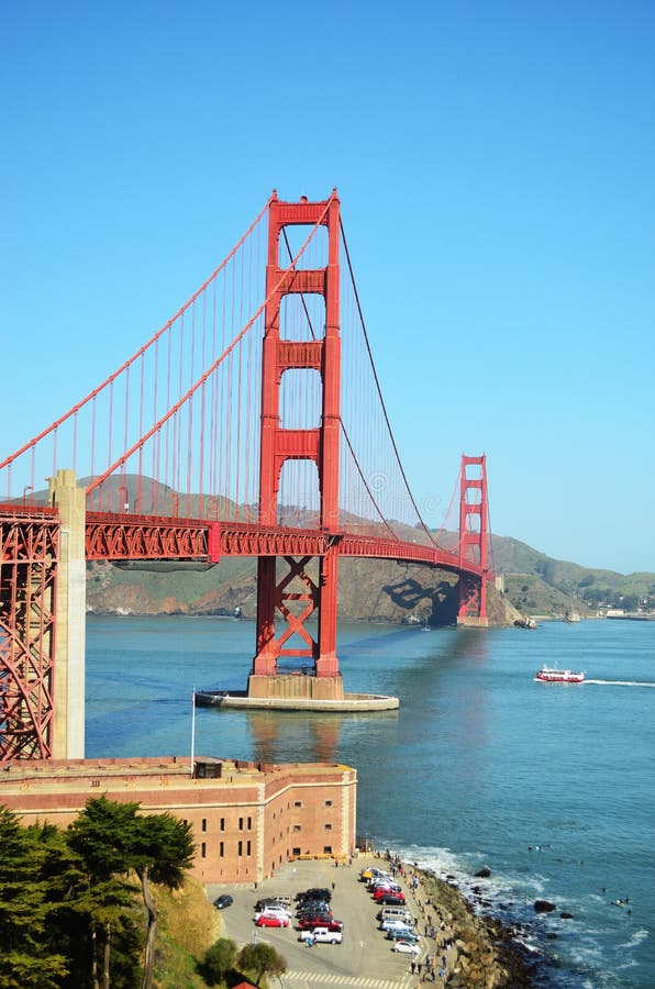 Golden gate bridge com um forte & os surfistas no primeiro plano fotografia de stock Golden gate bridge com um forte & os surfistas no primeiro plano fotografia de stock