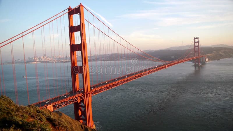 Golden gate bridge con il fondo di San Francisco