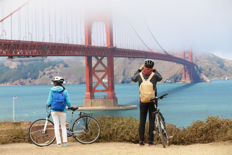 Golden gate bridge - coppia di ciclismo che fa un giro turistico