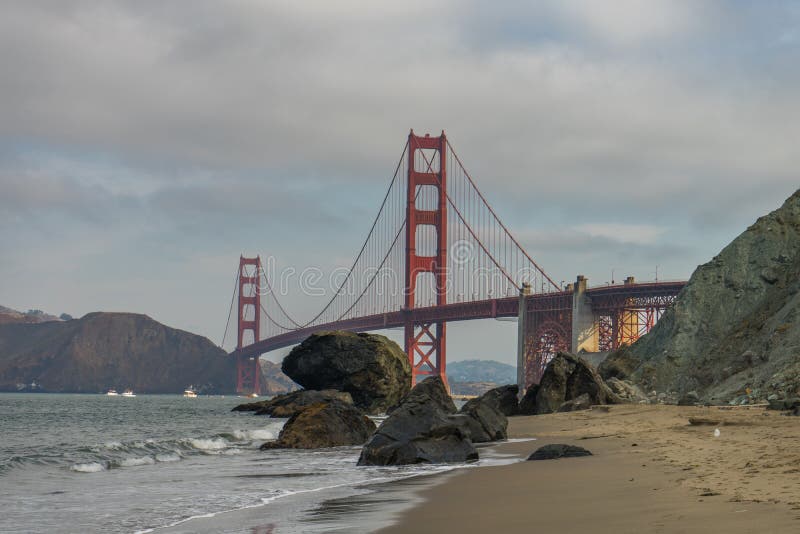 Golden gate bridge-Golven het Verpletteren stock foto Golden gate bridge-Golven het Verpletteren stock foto