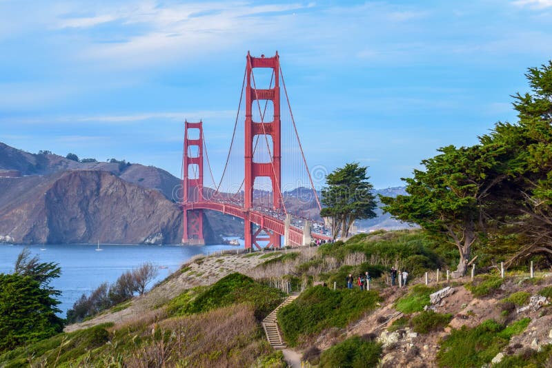 Golden gate bridge variopinto e natura, alberi e scogliere veduti da San Francisco, CA