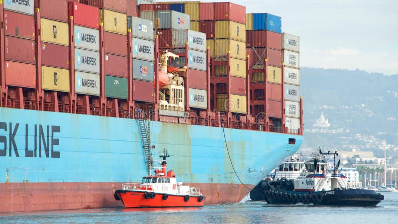 GOLDEN GATE experimental del buque que se acerca a GERD MAERSK foto de archivo libre de regalías GOLDEN GATE experimental del buque que se acerca a GERD MAERSK foto de archivo libre de regalías